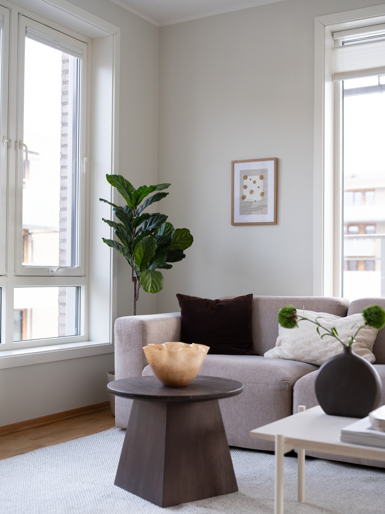 Stuen har plass til sofa, salongbord og mediemøblement. Galleribilde