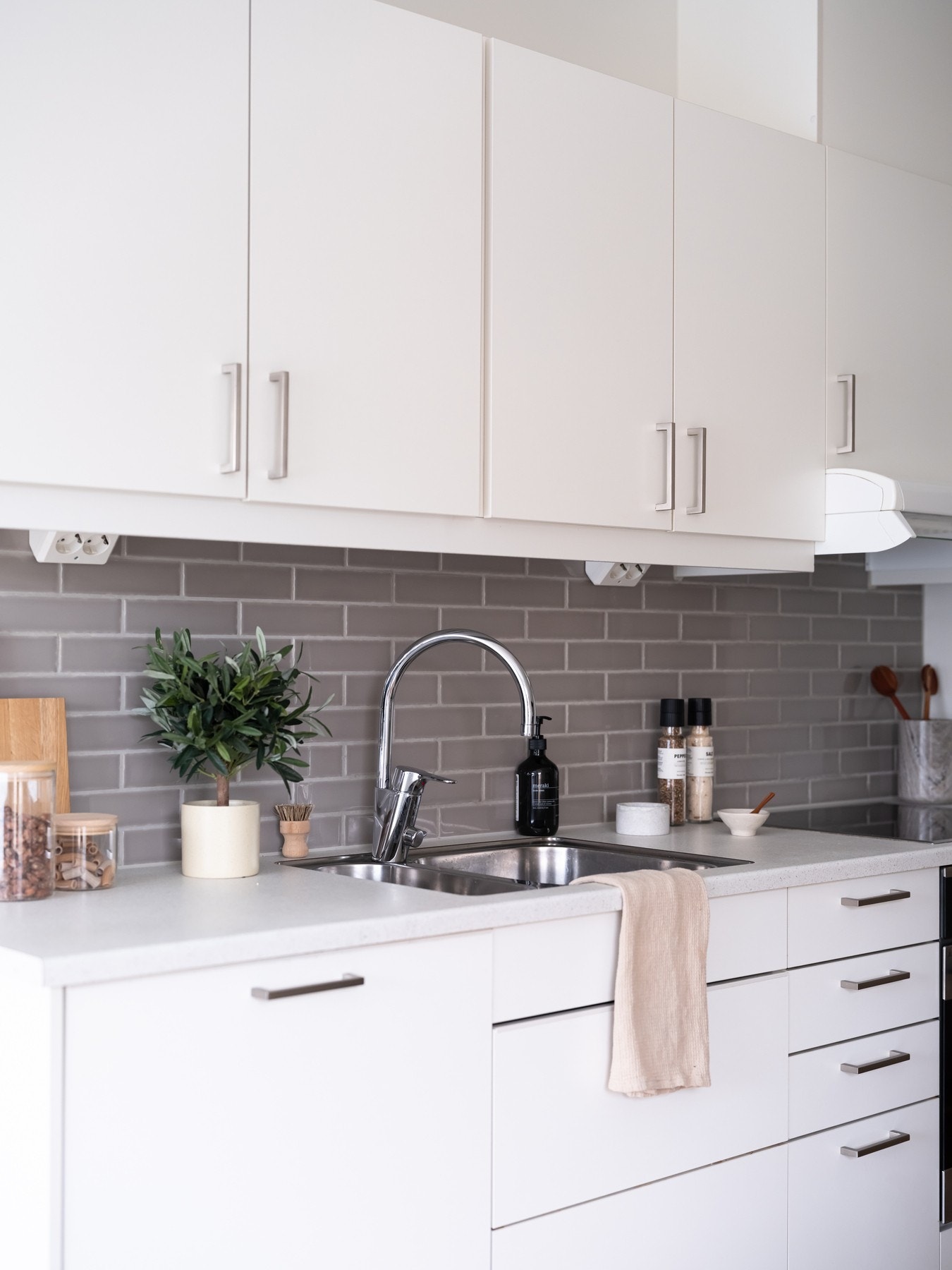 Stikkontakt og belysning er montert under overskapene, i tillegg til at det er lagt flisfelt over benk. Galleribilde