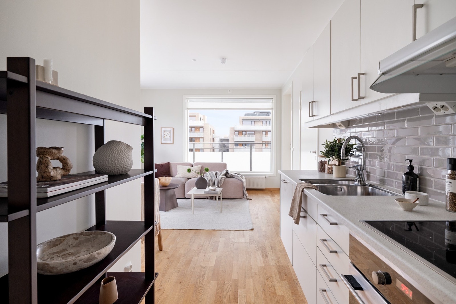 Integrerte hvitevarer som oppvaskmaskin, komfyr, platetopp og kjøleskap med fryser medfølger selvsagt. Galleribilde