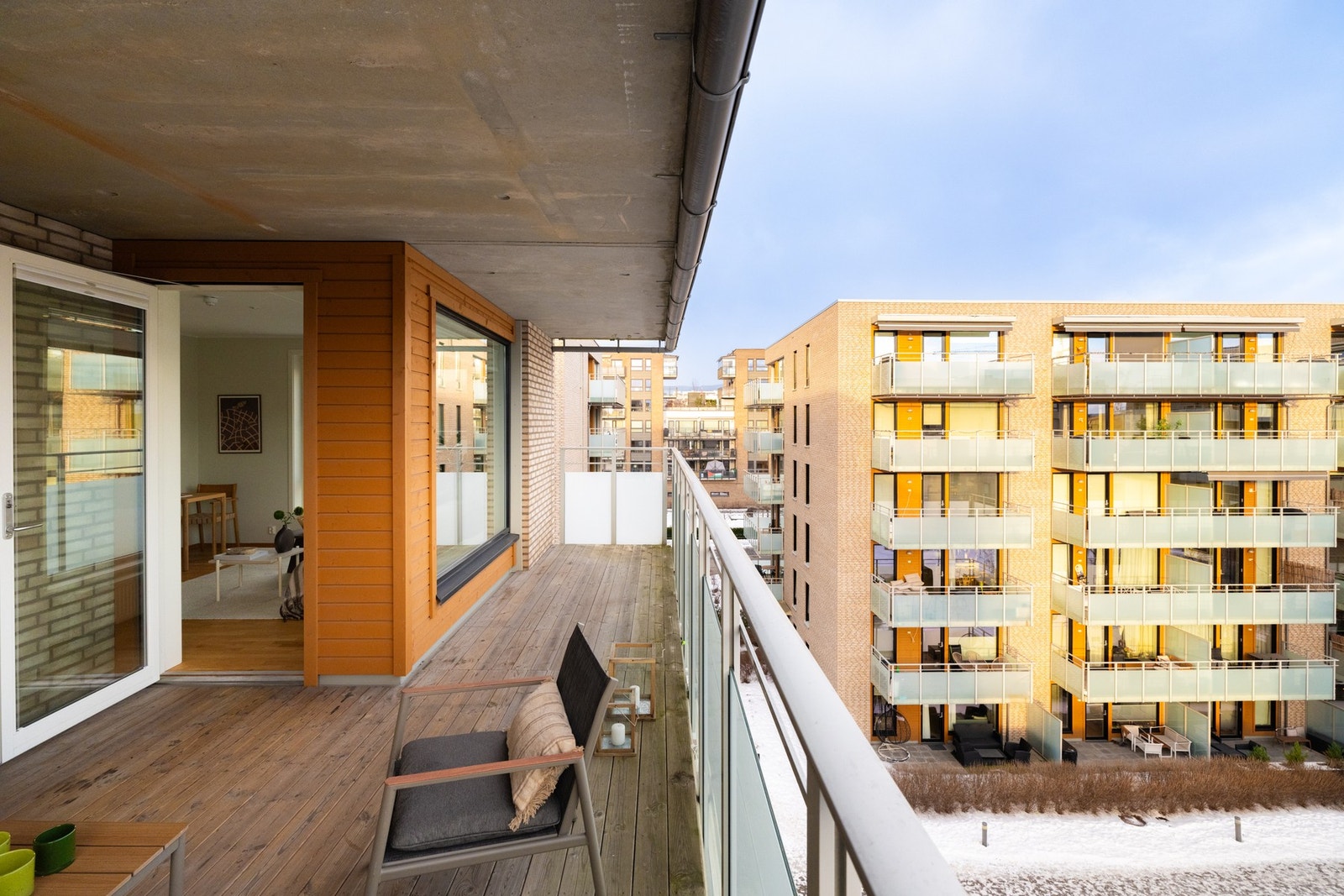 Balkongen er på hele 19 kvm og gir med det god plass til både loungemøblement, spisebord, grill og beplantning. Galleribilde