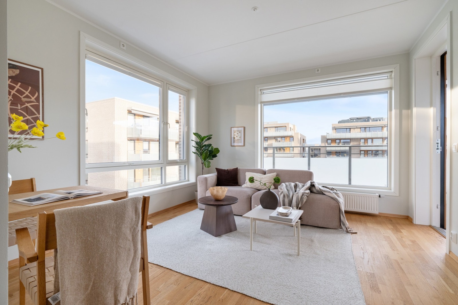 Cecilia Johansen & Kristine Berg ved EIE Løren har gleden av å presentere Ullagerveien 15! Foto: Borowiak AS (Chris Borowiak) Galleribilde