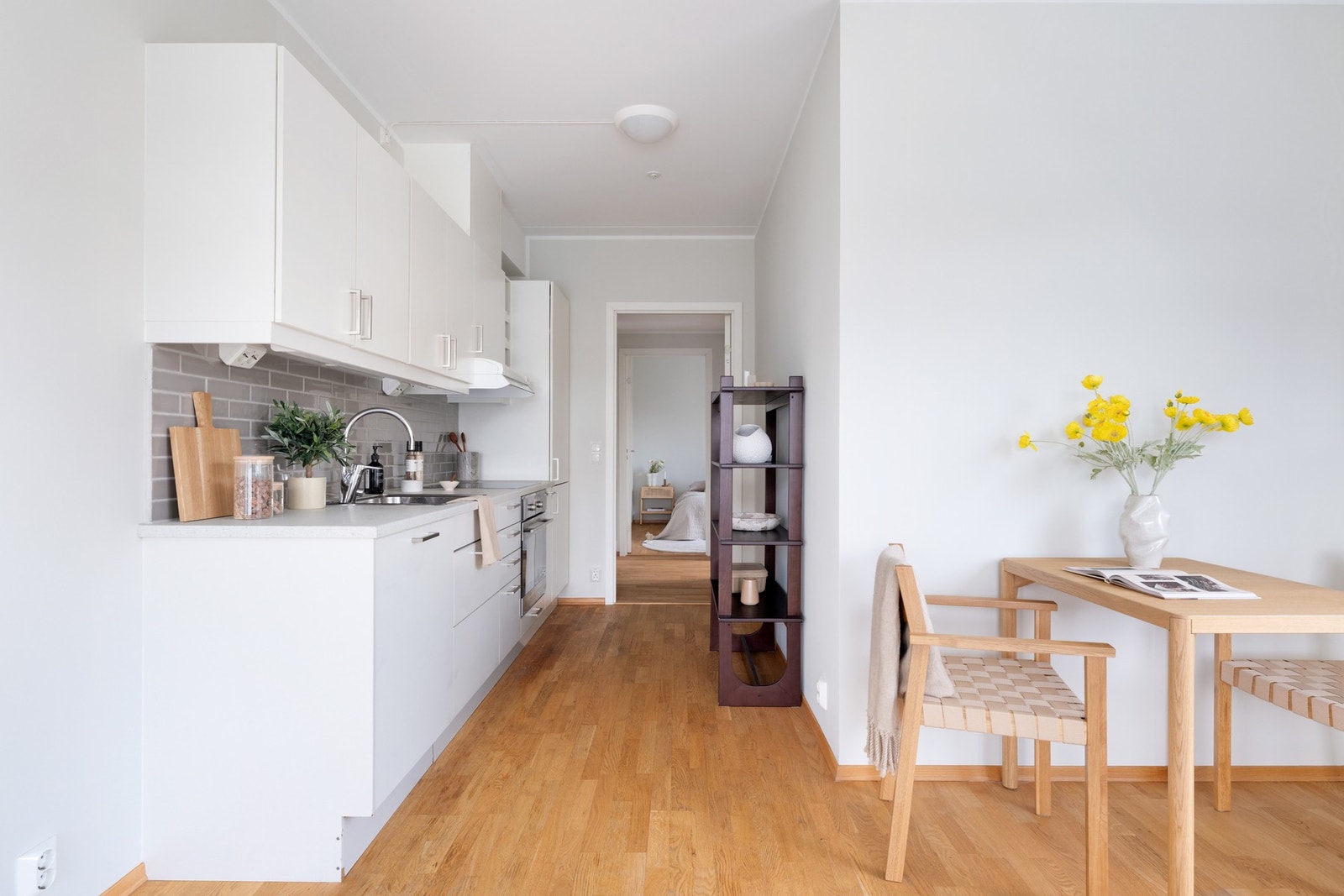 Den åpne stue- og kjøkkenløsningen gir et sosialt og hyggelig allrom. Galleribilde