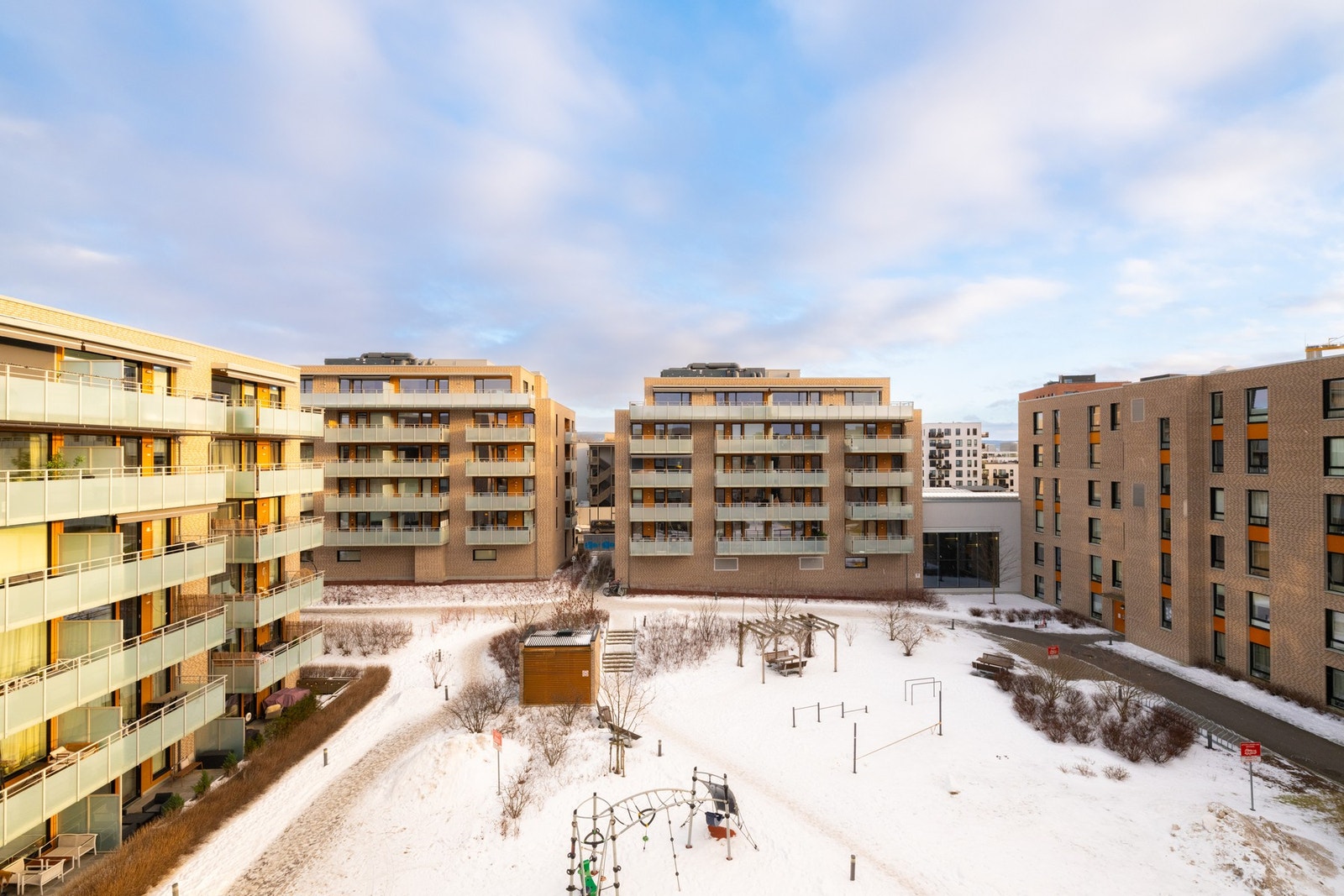 Fin beliggenhet vendt mot rolige fellesområder og uten å få nabobygg for tett på. Galleribilde