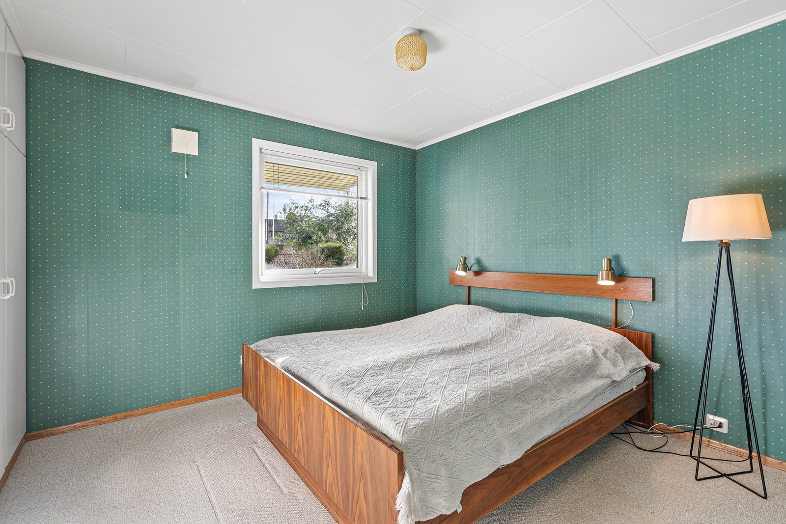 Soverom i hovedetasjen som er av god størrelse. Her er det også innebygget garderobeskap. Galleribilde