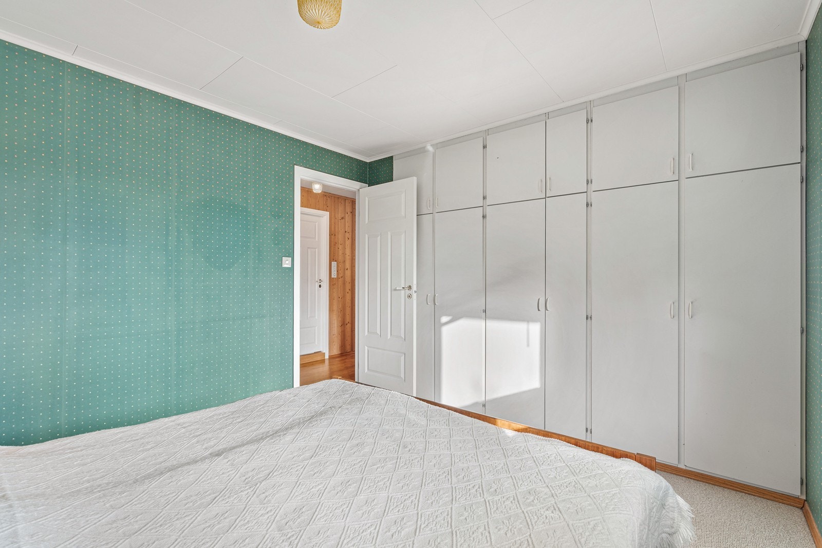 Selger opplyser at vinduet på soverommet ble skiftet i ca. 2022. Galleribilde