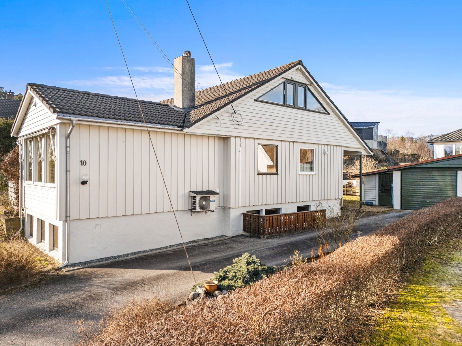 Boligen ble påbygget med en ekstra etasje på slutten av 80-tallet. Vindfanget i 1. etasje ble også tilbygget den gang. Galleribilde