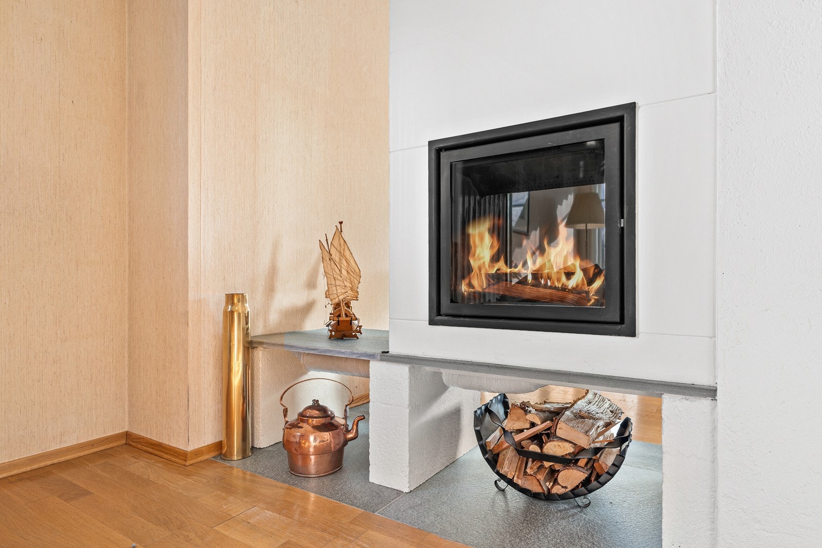 Selger opplyser at vedovn og original peis ble fjernet og nytt ildsted ble satt inn ca. i 2015. Galleribilde