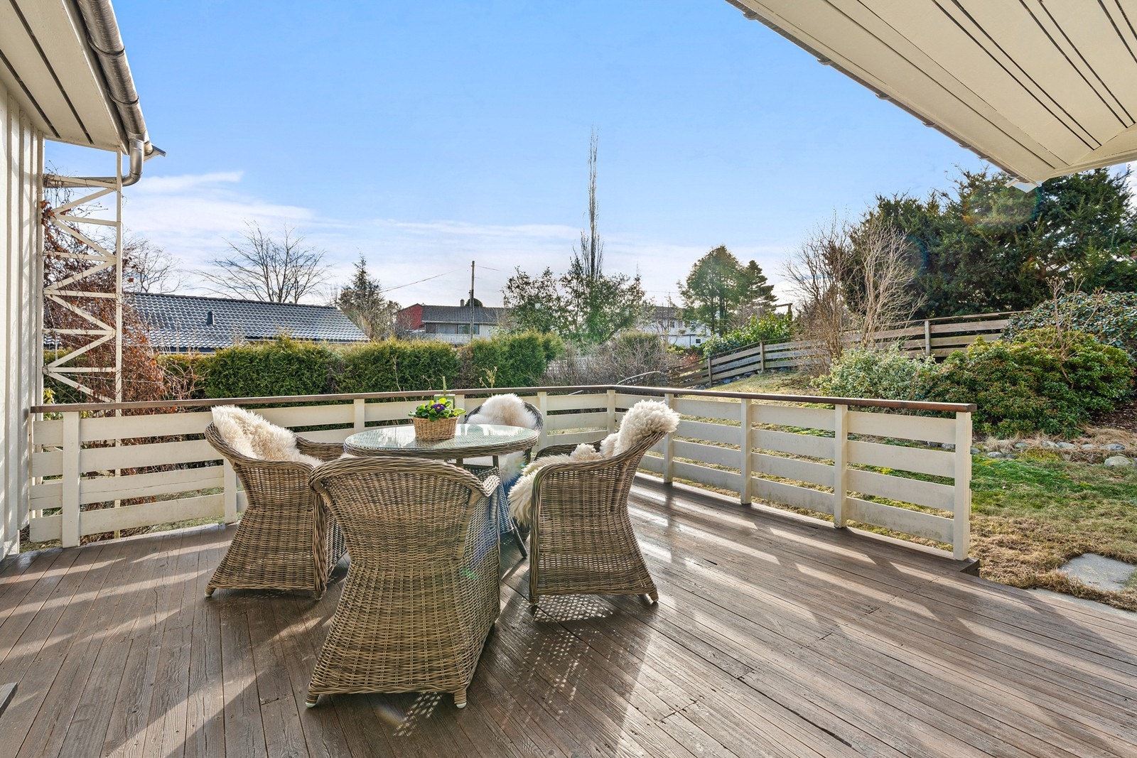Fra terrassen kan man gå direkte videre ut mot hagen. Galleribilde