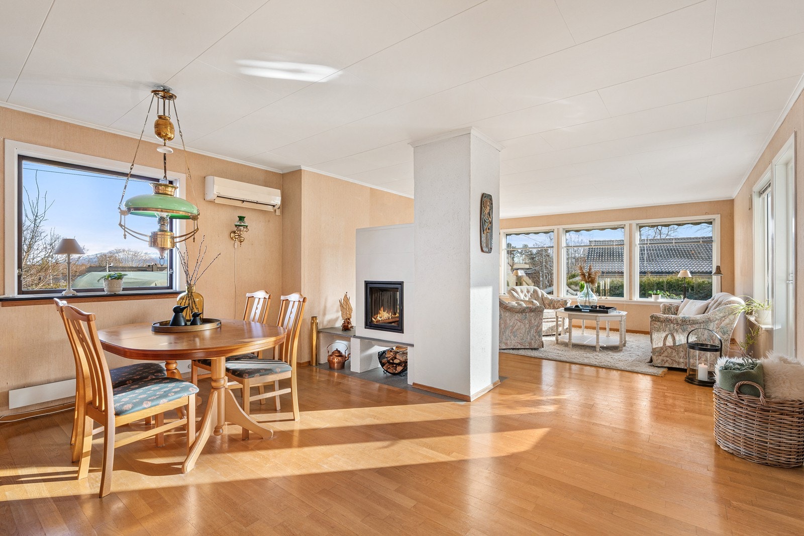 Selger opplyser at det i ca. 2012 ble de tre store vinduene i stue skiftet og verandadør ble skiftet i ca. 2022. Galleribilde