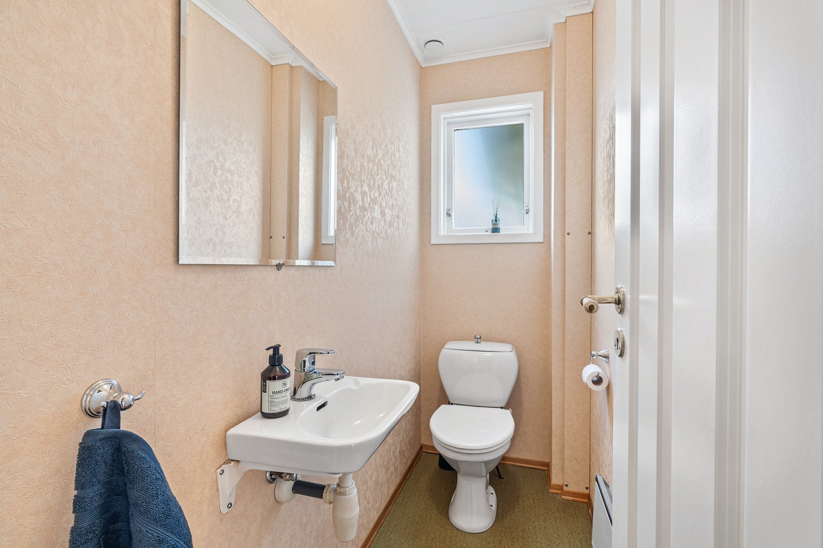 Det er også et eget WC i hovedetasjen. Galleribilde