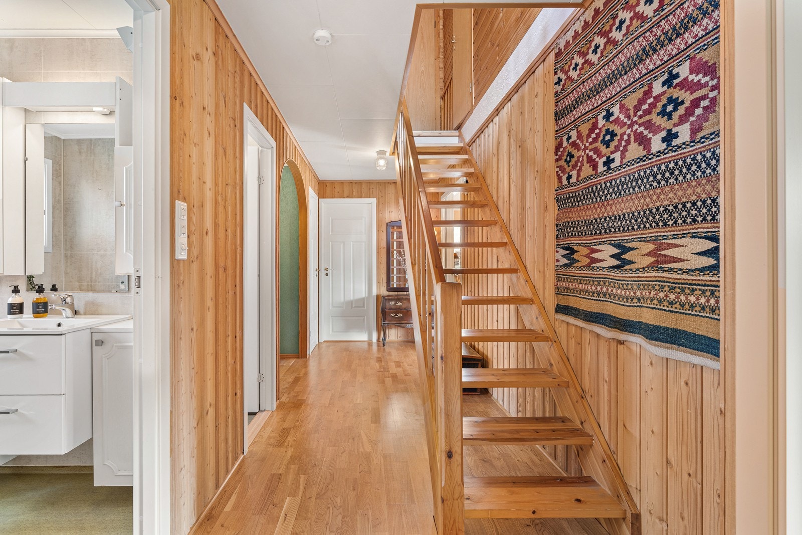 Gang som fører videre opp mot loftsetasjen. Galleribilde