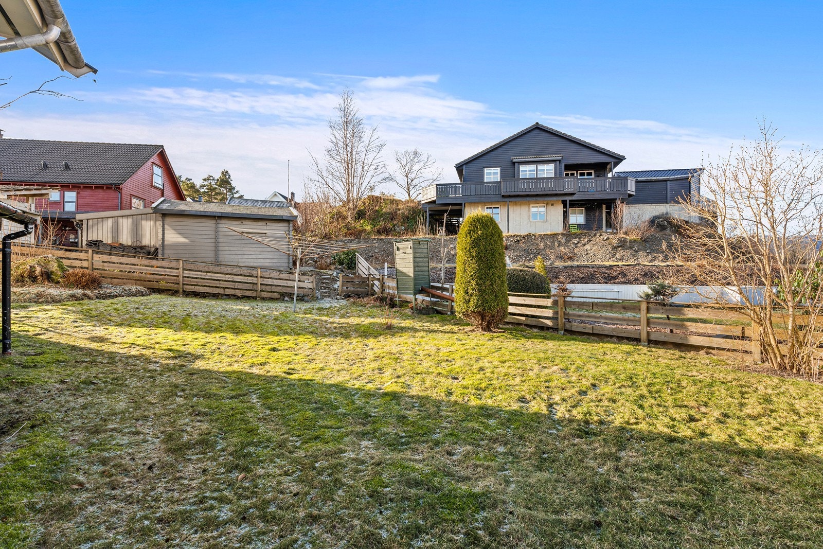 Uteområdet er variert og trivelig, med både pryd- og nyttebusker, grønt plenareal og en hyggelig terrasse som innbyr til avslapning og sosiale sammenkomster. Galleribilde