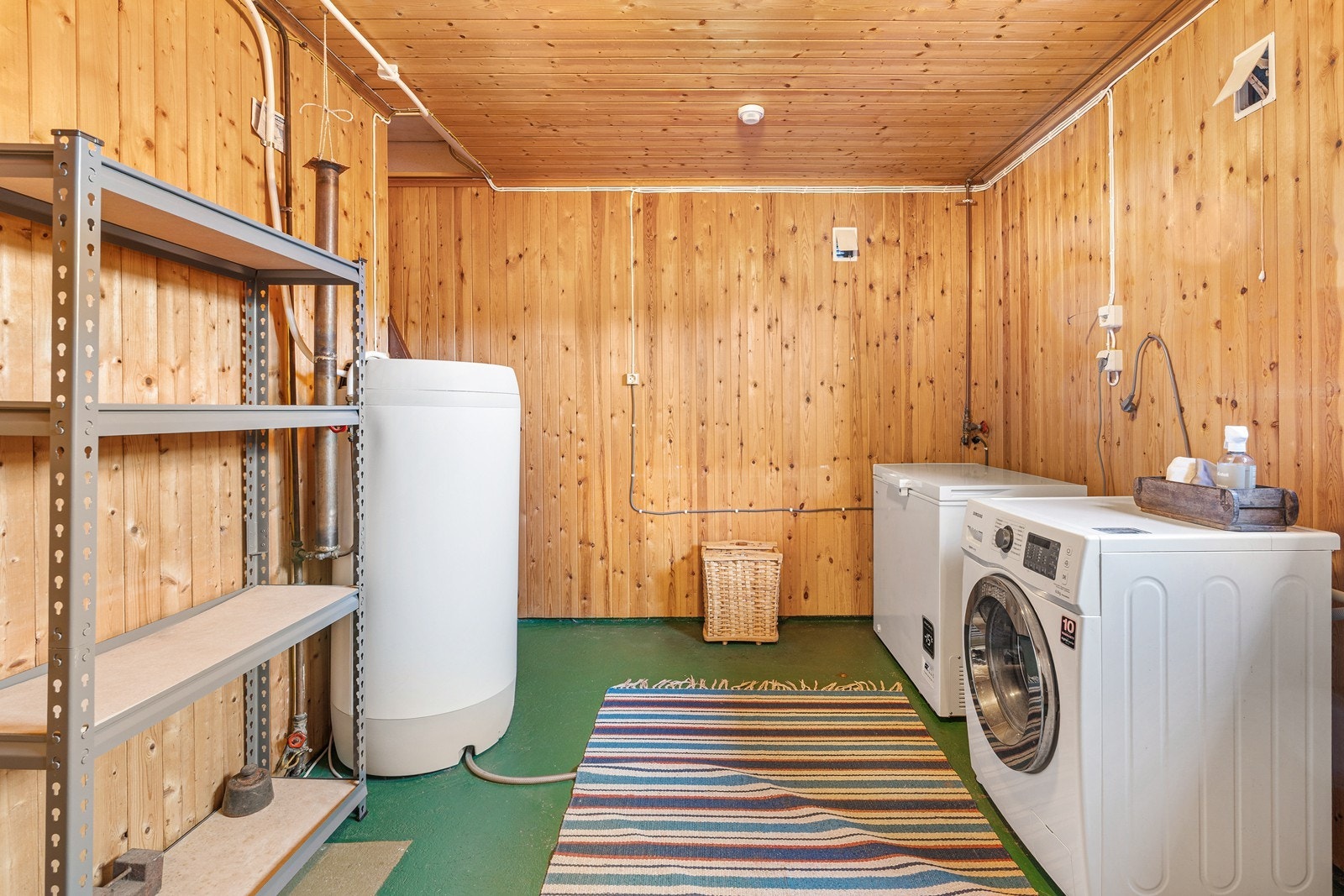 Praktisk vaskerom i kjelleren som er av god størrelse. Galleribilde