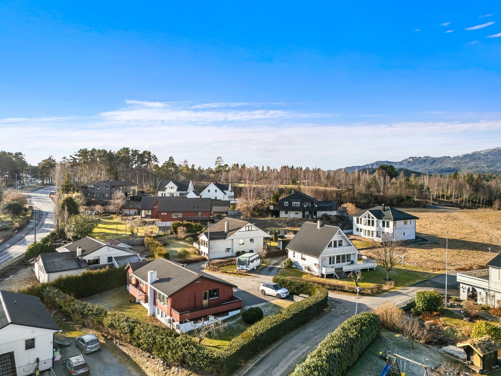 Fra boligen er det kort avstand til både barnehage og skole, og det er også gode fritidstilbud i nærområdet. Galleribilde