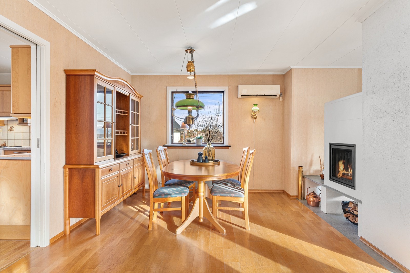 Spisestuen er naturlig avskilt fra resten av stuen og er tilknyttet kjøkkenet. Galleribilde