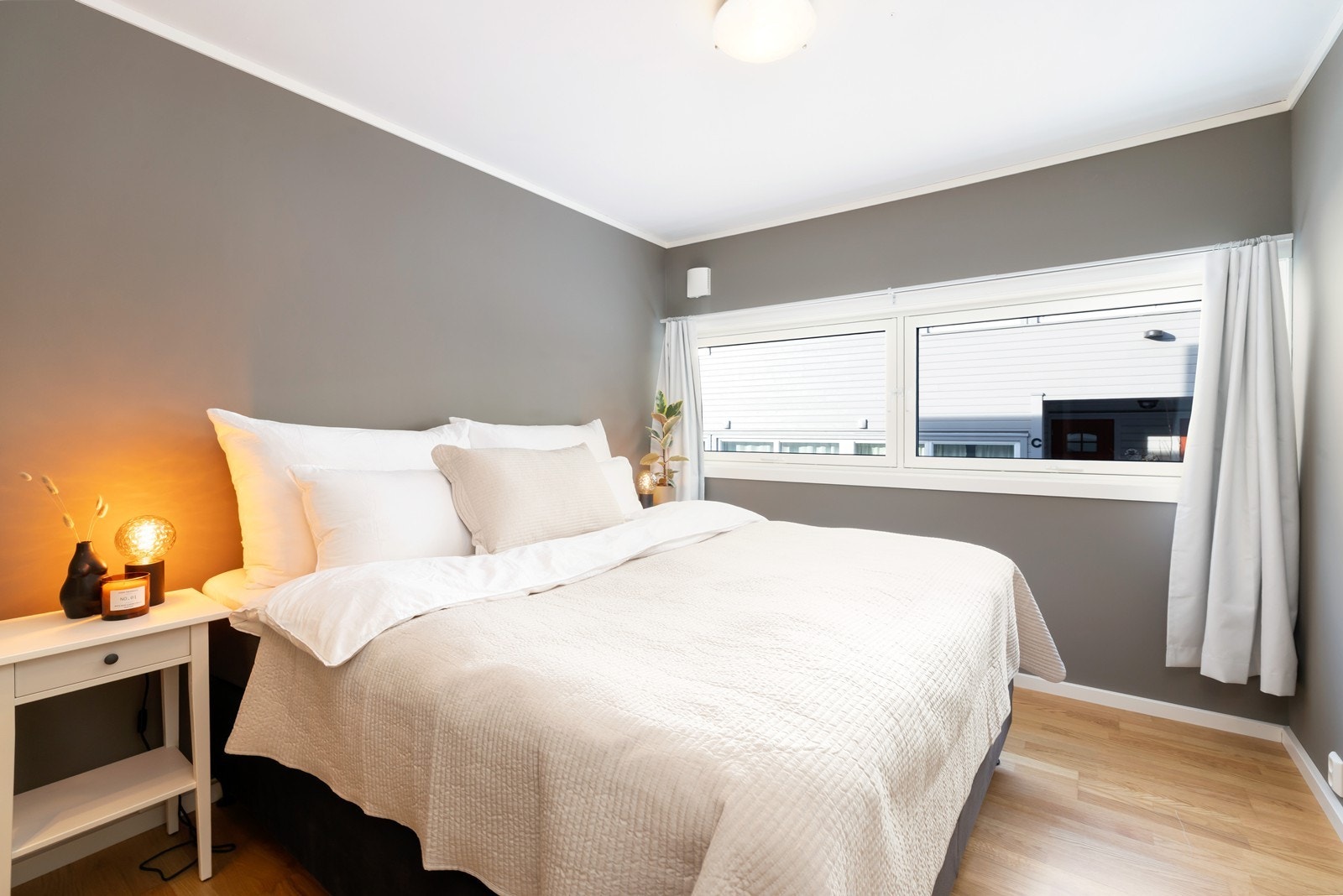 Hovedsoverom med god plass til dobbeltseng Galleribilde