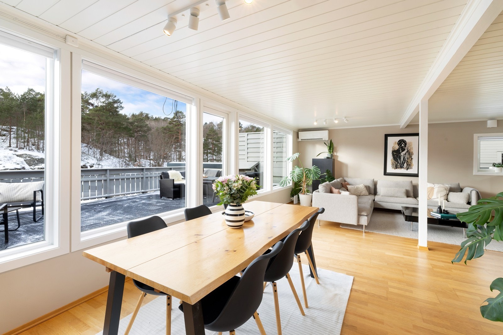 Lys stue med fine vindusflater Galleribilde