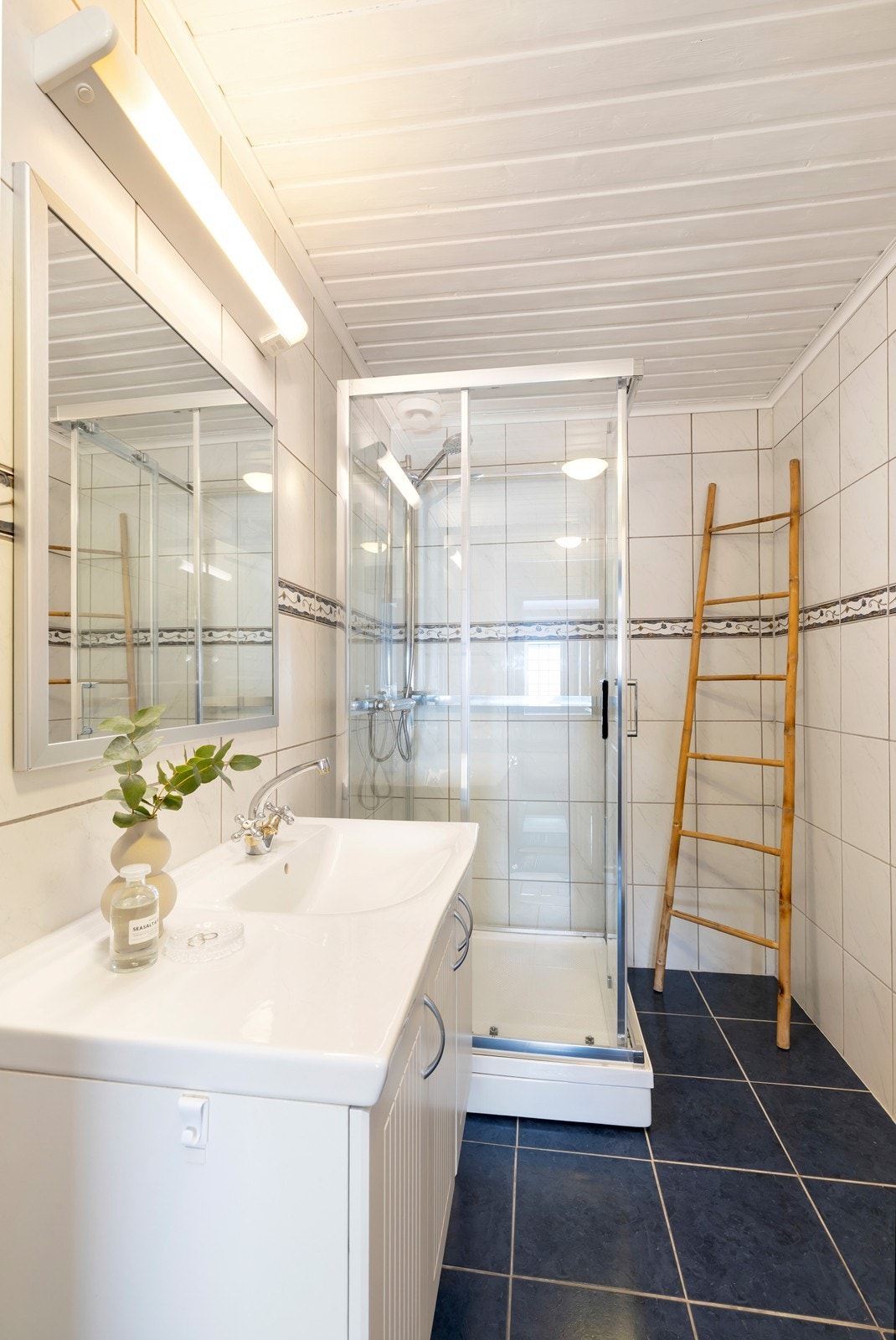 Flislagt bad med servant og dusjkabinett Galleribilde