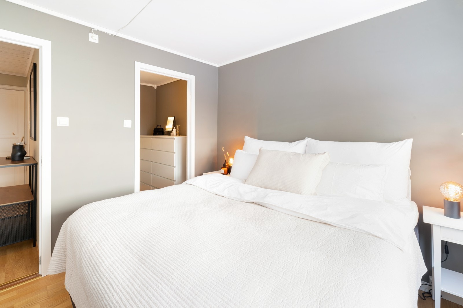 Fra hovedsoverom er det inngang til walk-in closet og bad Galleribilde