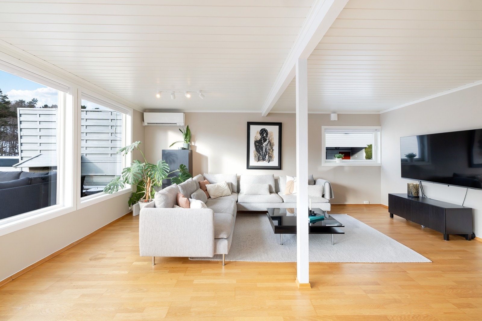 Stue med god plass til sofagruppe Galleribilde