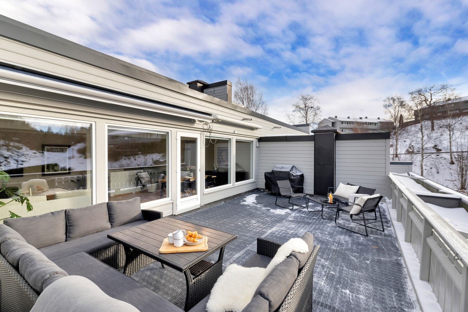 Romslig og solrik terrasse Galleribilde