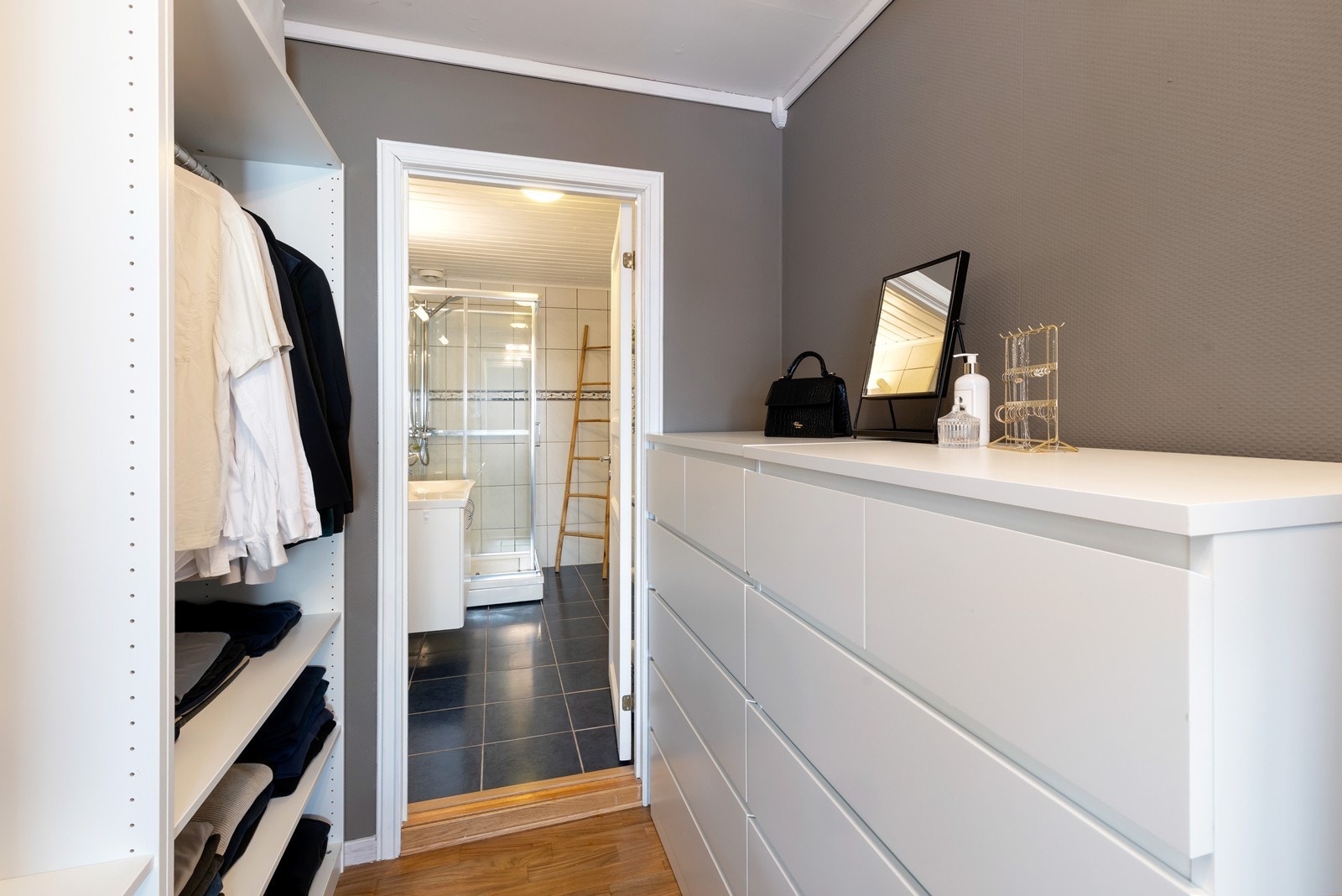 Bad sett fra walk-in closet Galleribilde