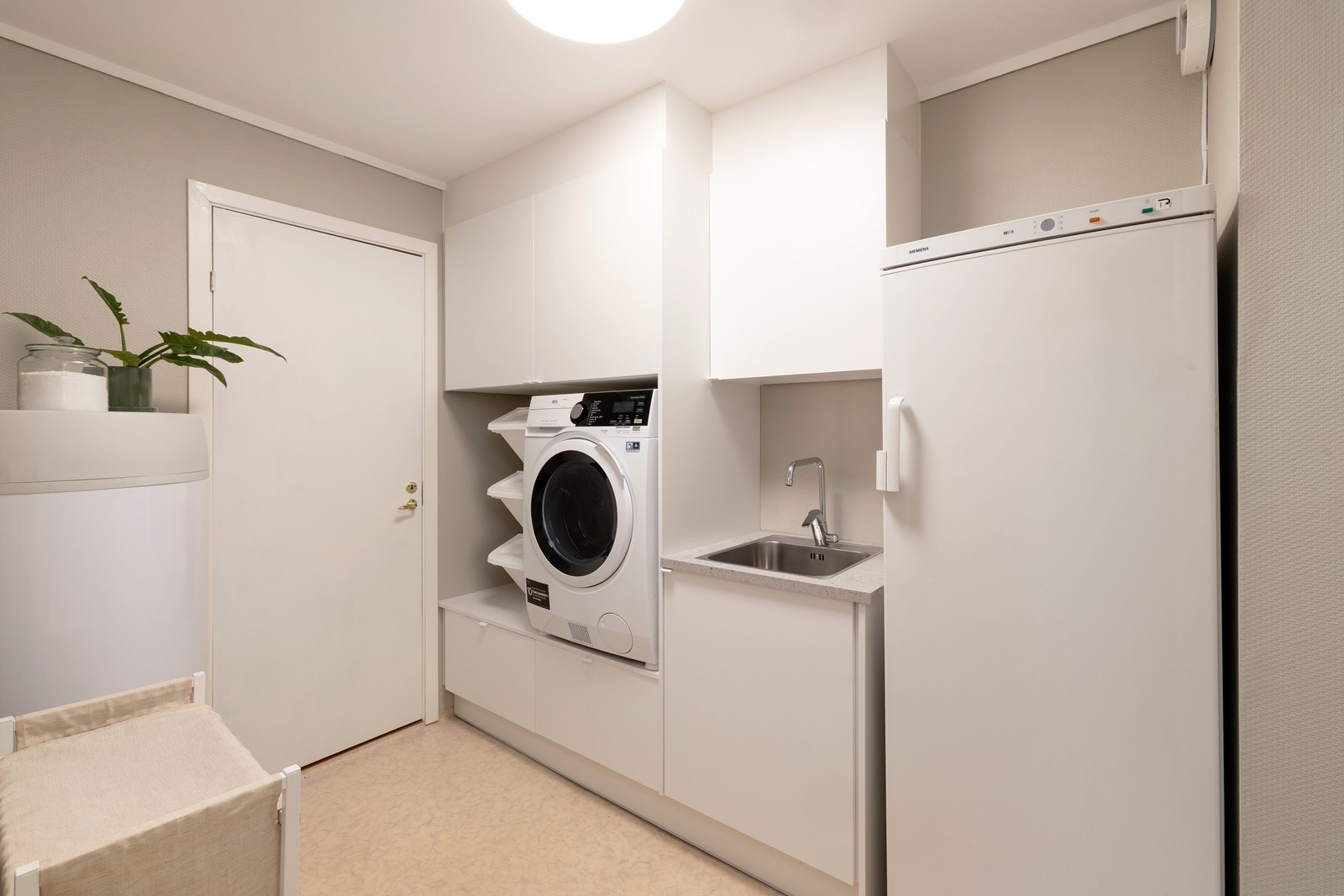 Praktisk vaskerom med oppbevaring Galleribilde