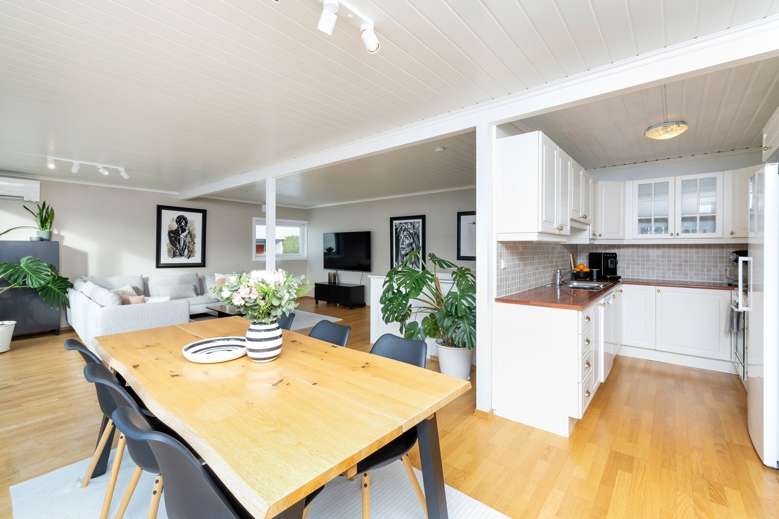 Stue med delvis åpen kjøkkenløsning Galleribilde