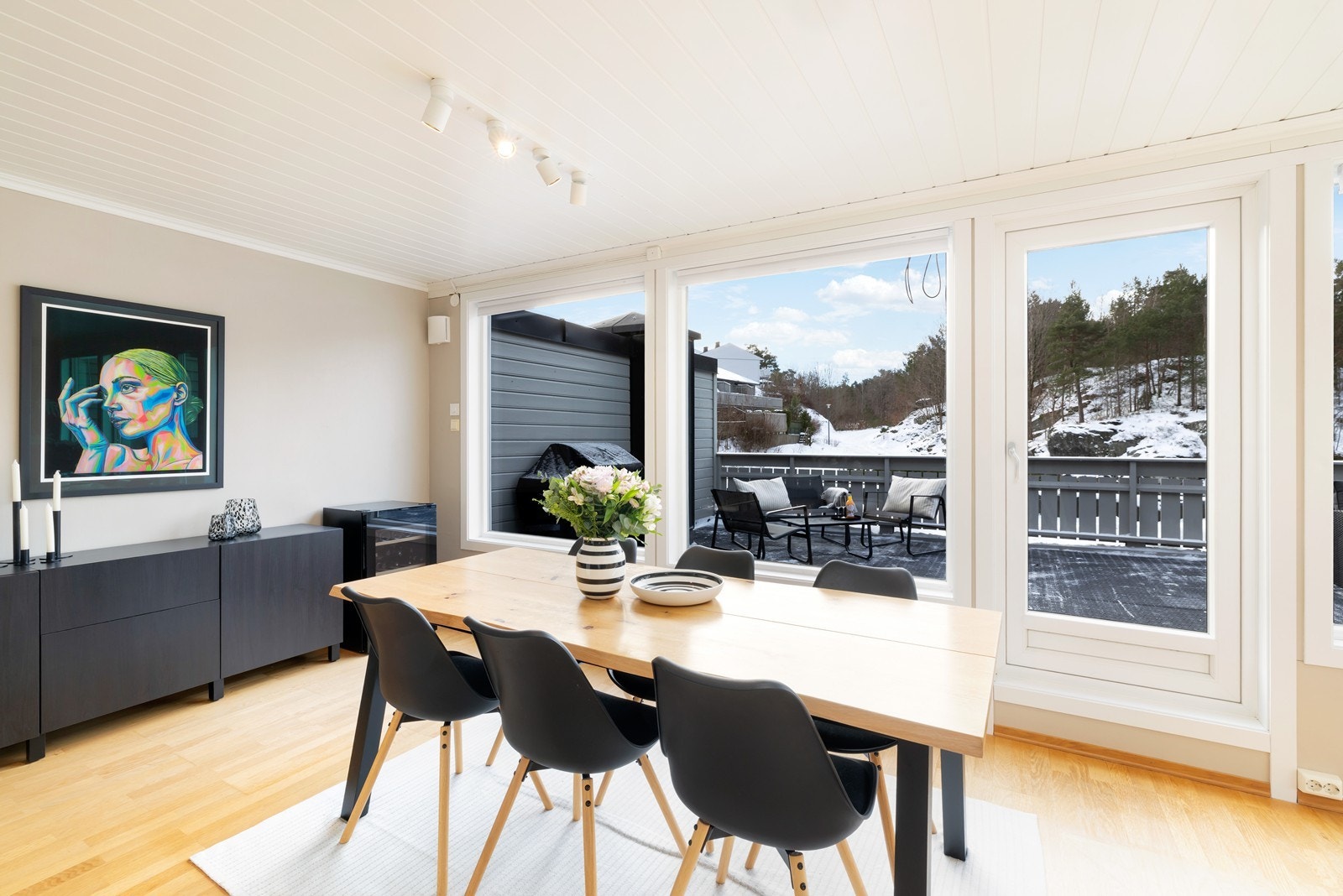 Utgang til solrik terrasse fra stue Galleribilde