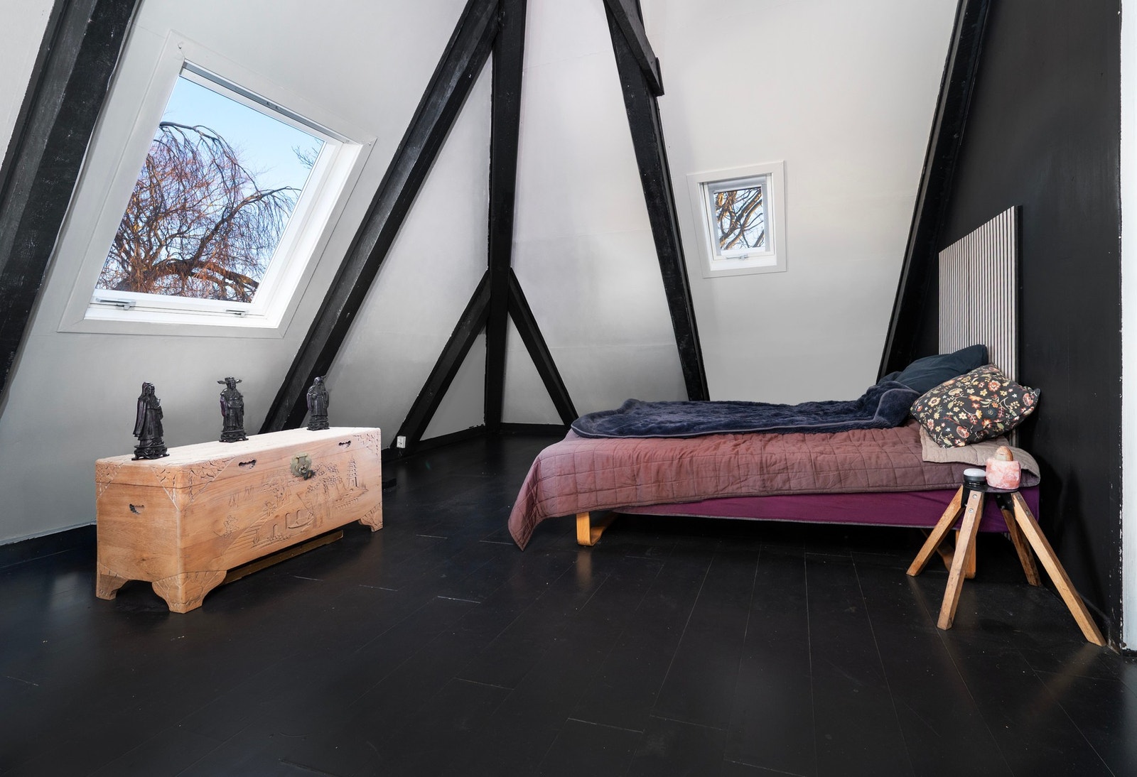 Store vindusflater slipper inn godt med lys. Galleribilde