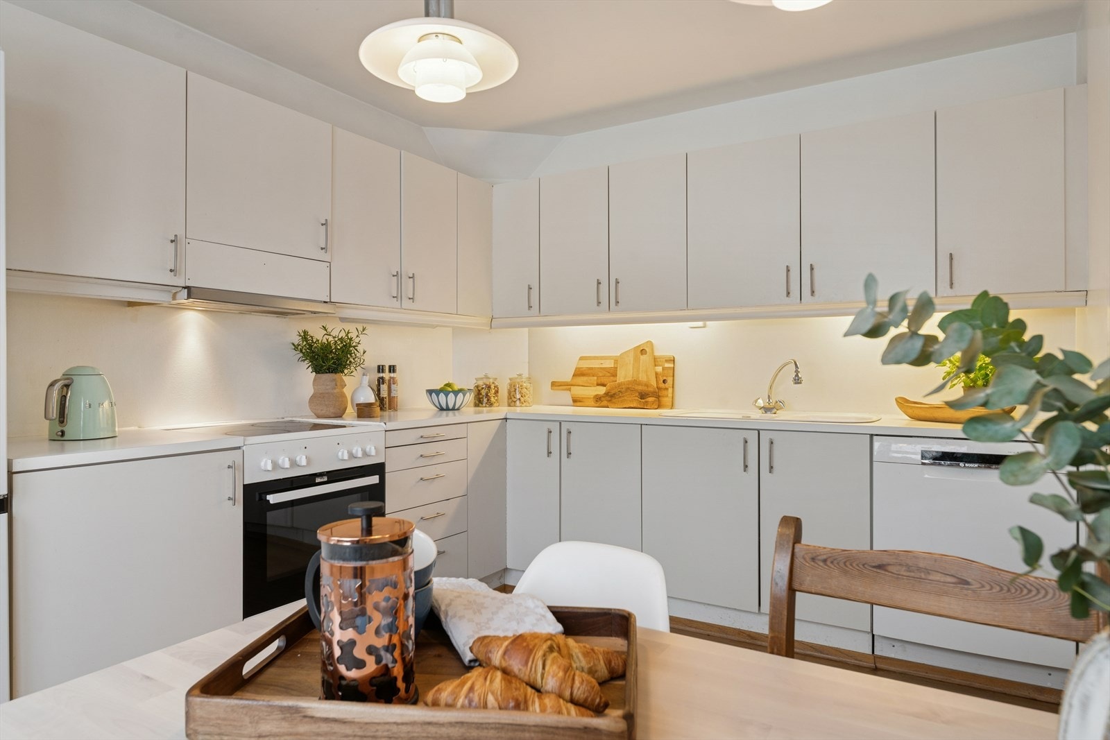 Rikelig med skap- og benkeplass gir gode arbeidsforhold. Galleribilde