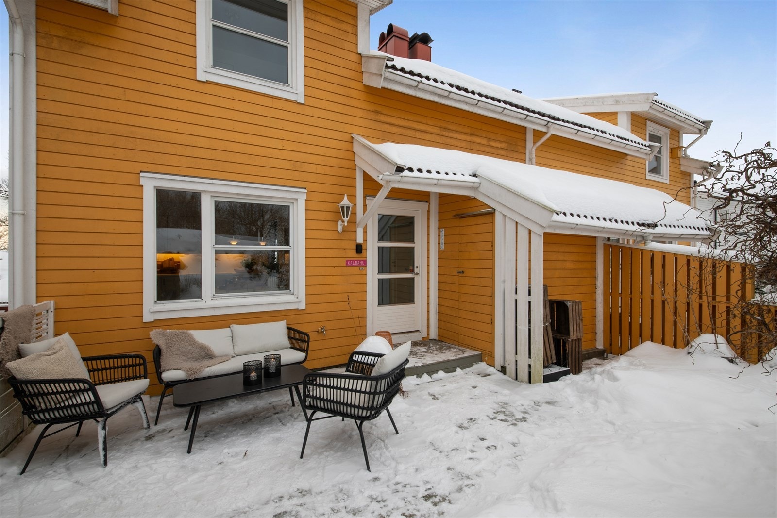 Praktisk utebod på ca. 3 m² ved inngangspartiet gir ekstra oppbevaringsplass. Galleribilde