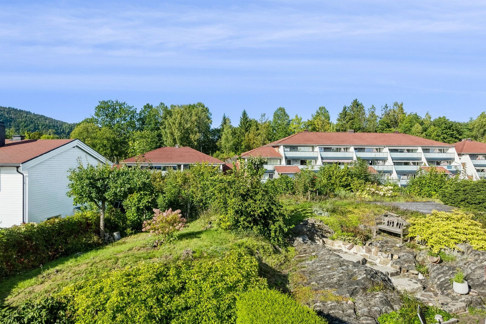 Hyggelig plass like på oversiden av boligen Galleribilde