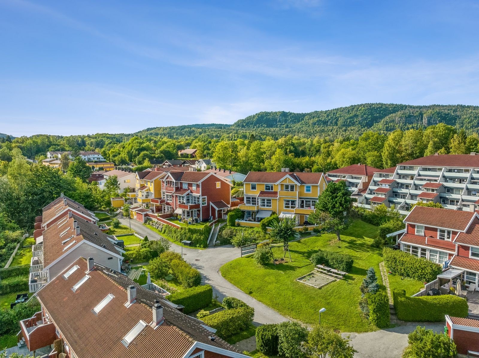 Øvre Frydendal er et veletablert boligområde med kort gangavstand til Asker sentrum. Galleribilde