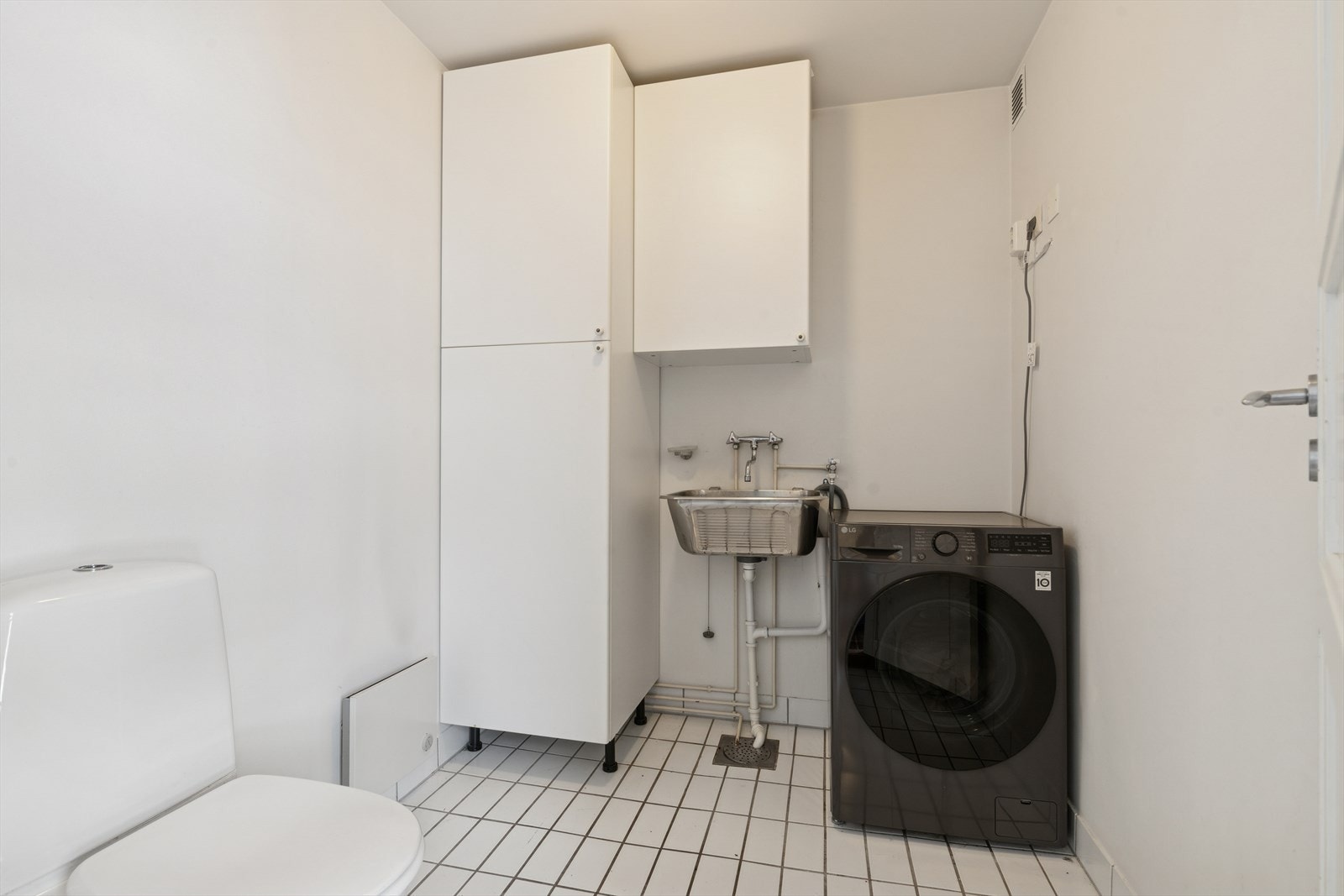 Vaskerom/toalettrom i 1. etasje med flislagt gulv, utstyrt med opplegg for vaskemaskin. Galleribilde