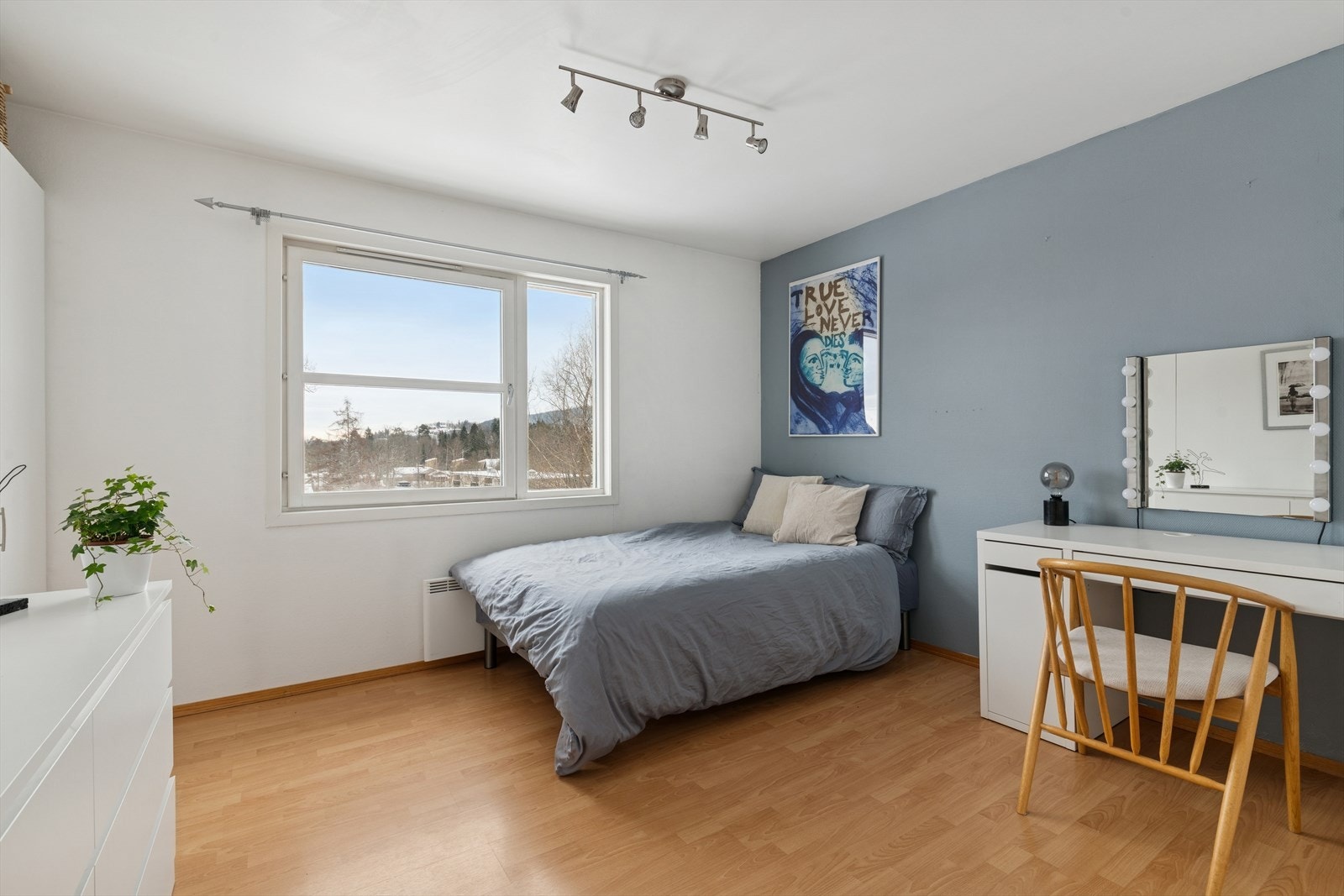 Boligen har tre romslige soverom samlet i 2. etasje. Galleribilde