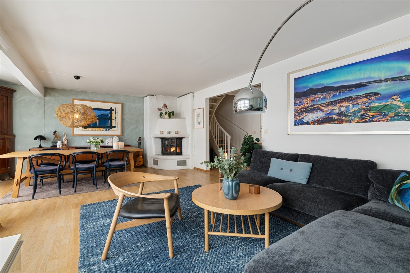 Gulv i stue og kjøkken har nylig blitt slipt. Galleribilde