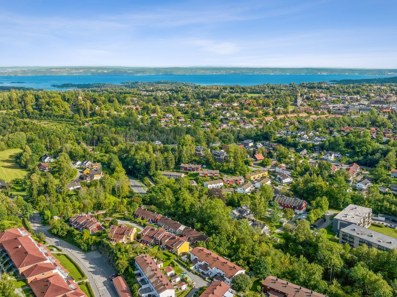 Parkering på biloppstillingsplass. Boligen har fått tillatelse til å disponere areal til å bygge en garasje, tilsvarende de andre. Galleribilde