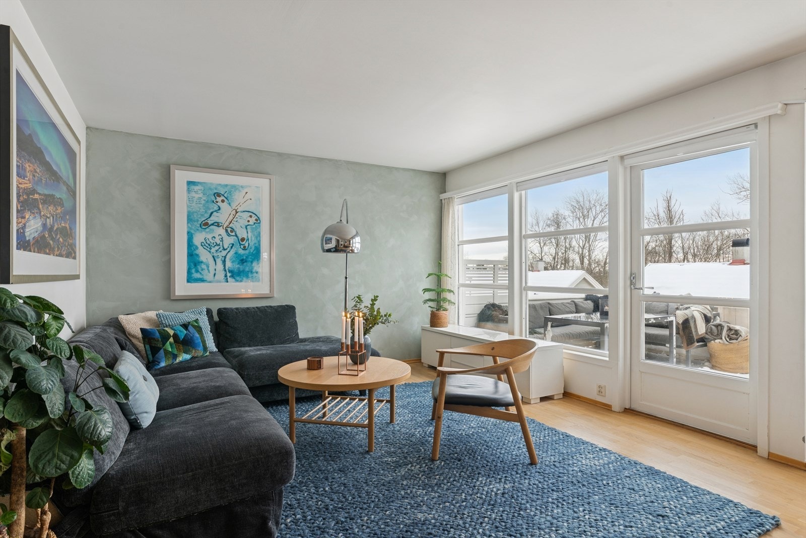 Fra stuen er det utgang til veranda på ca. 10 m². Galleribilde