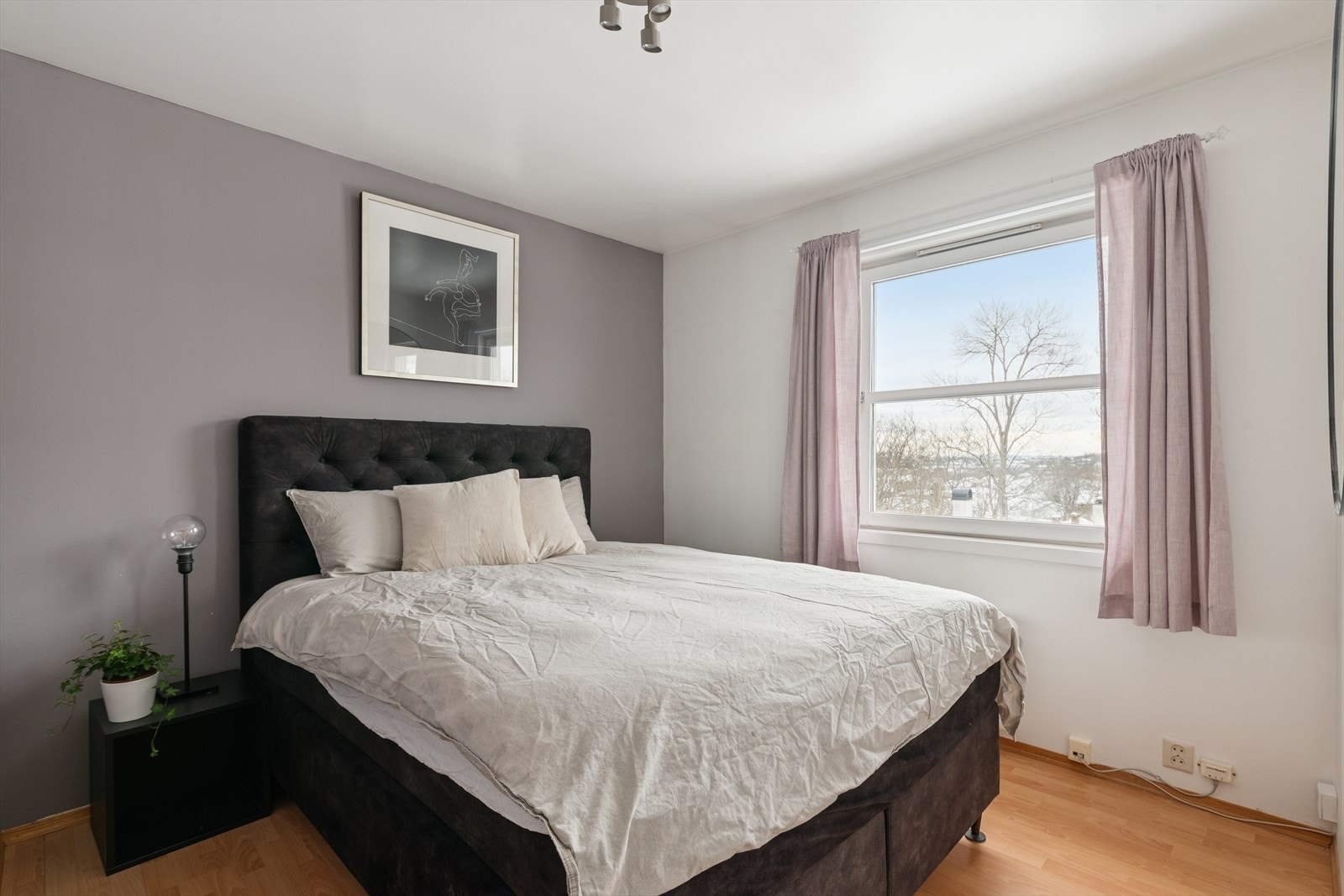 Hovedsoverommet har god plass til dobbeltseng og garderobeløsning. Galleribilde