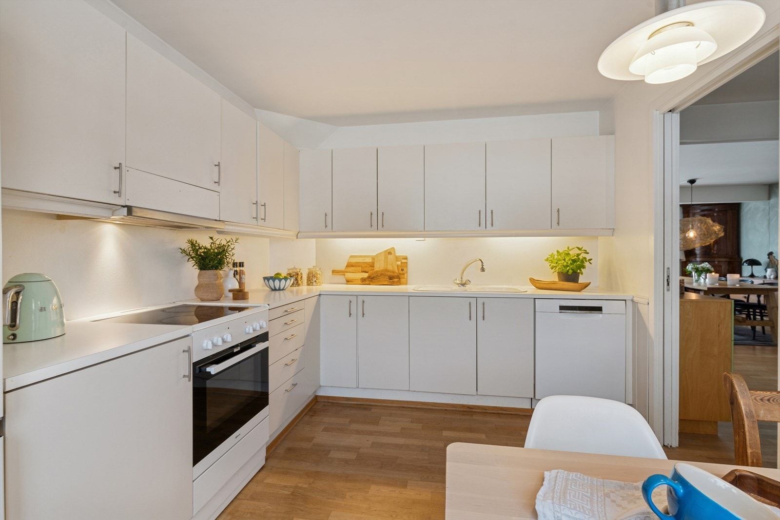 Kjøkken er innredet med glatte fronter og benkeplate i laminat. Galleribilde