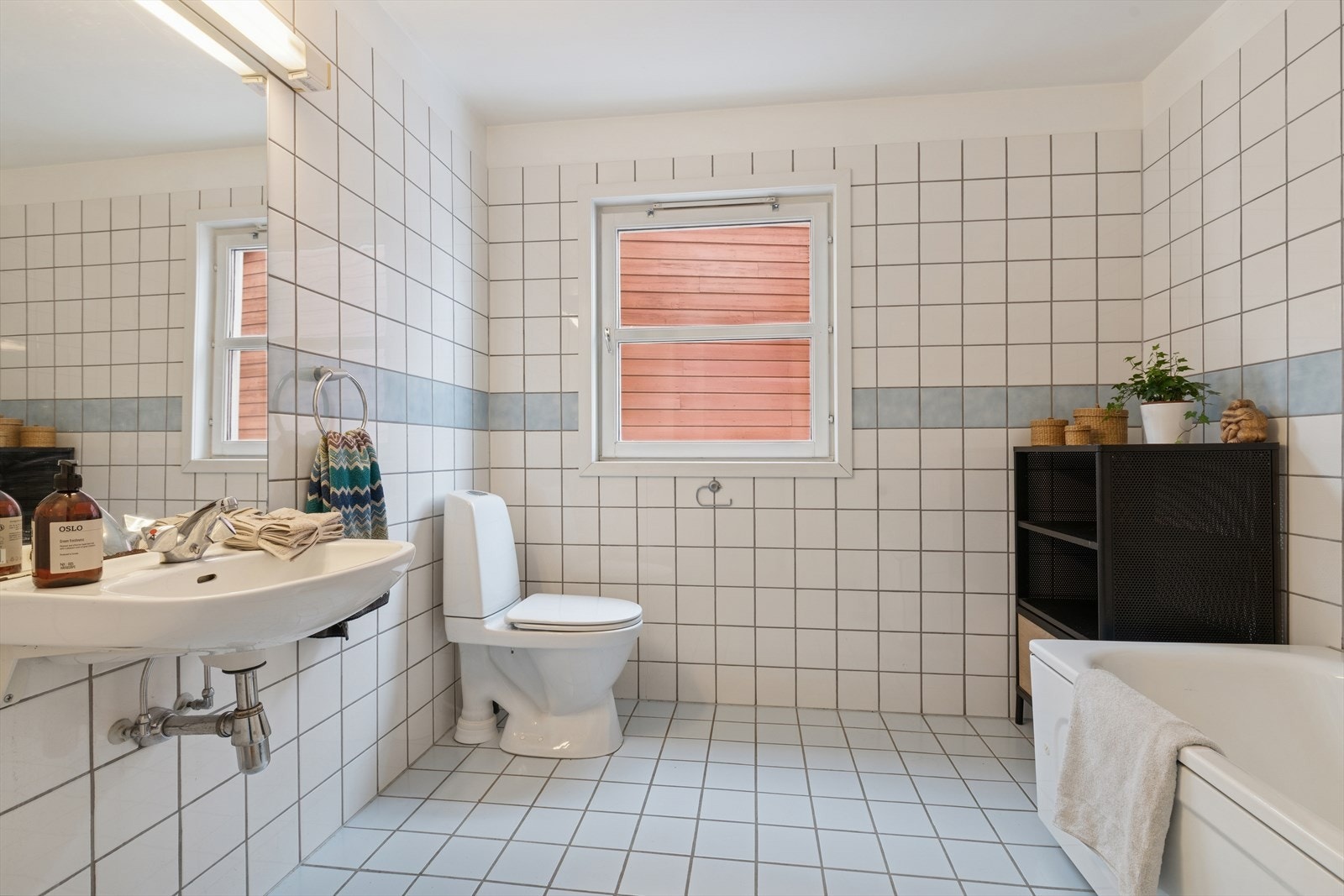 Flislagt bad i 2. etasje med elektriske varmekabler. Utstyrt med servant, toalett og badekar. Galleribilde