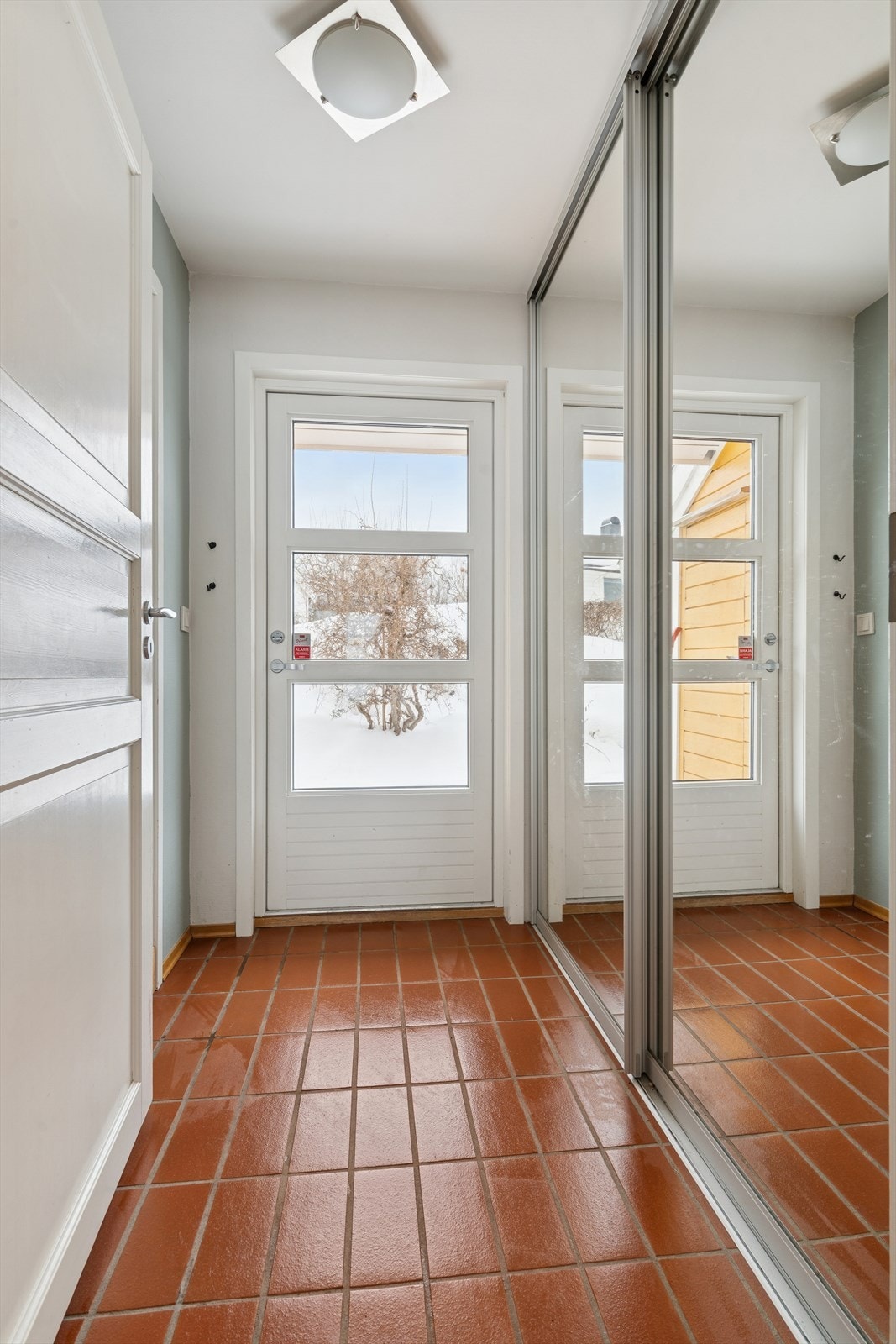 Entré med skyvedørsgarderobe som gir rikelig med oppbevaringsplass. Galleribilde