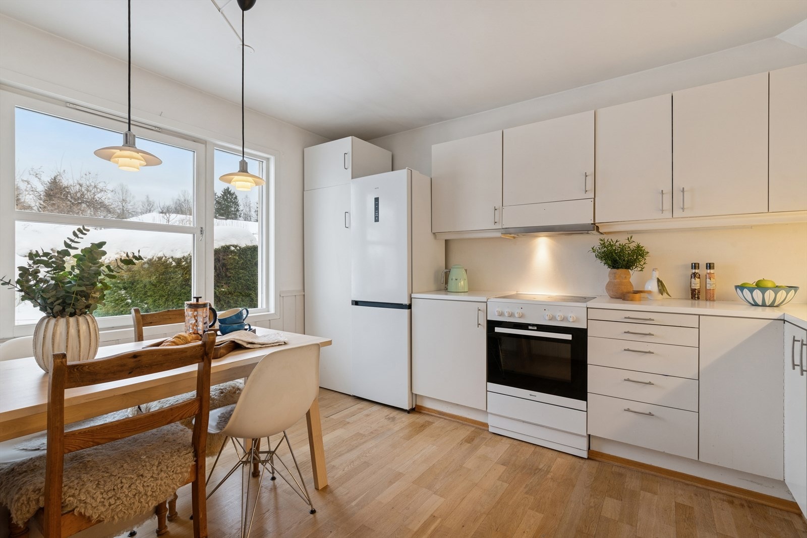 Separat kjøkken med god plass til en spisegruppe, Galleribilde