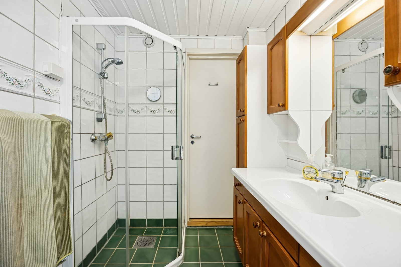 Romslig dusj på badet. Galleribilde