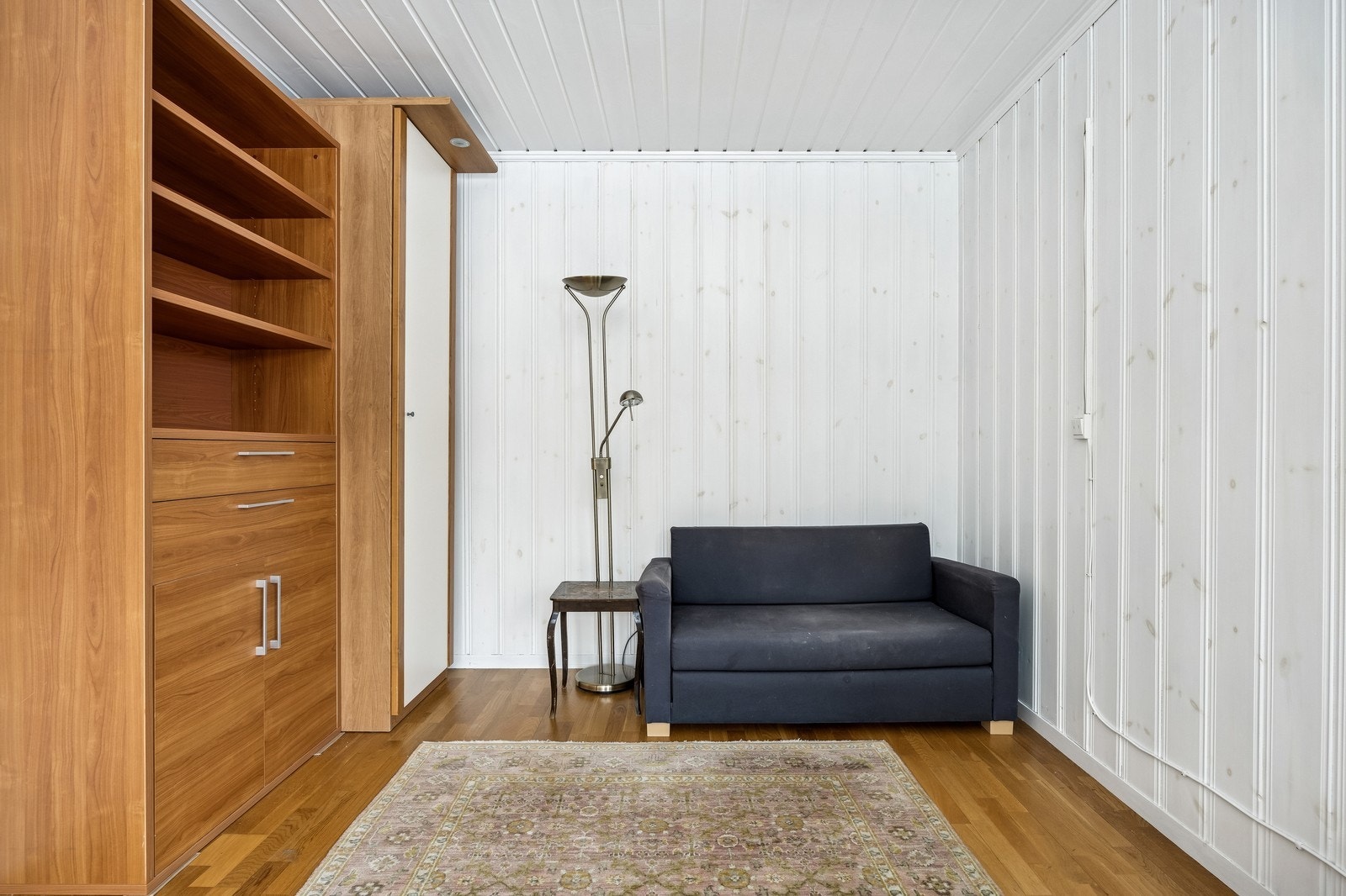 Det er satt inn garderobeløsning og sovesofa. Galleribilde