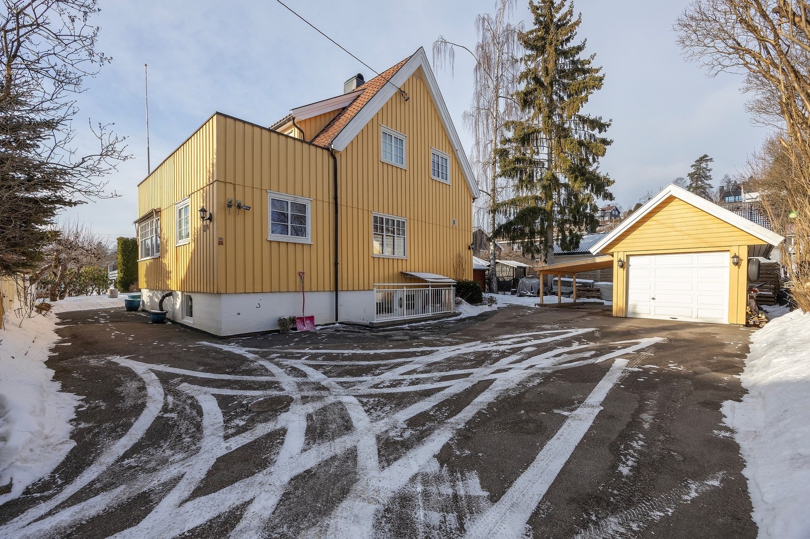 Leietaker benytter en biloppstillingspklass på tomten. Galleribilde