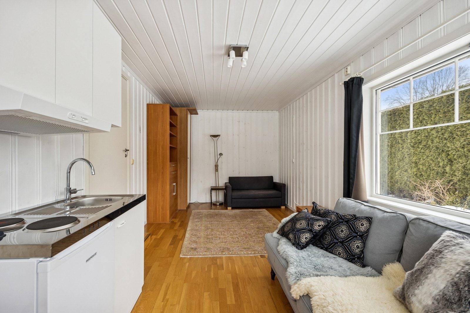 Hybelen ligger i en egen del av huset med store vinduer som gir godt med lys. Galleribilde