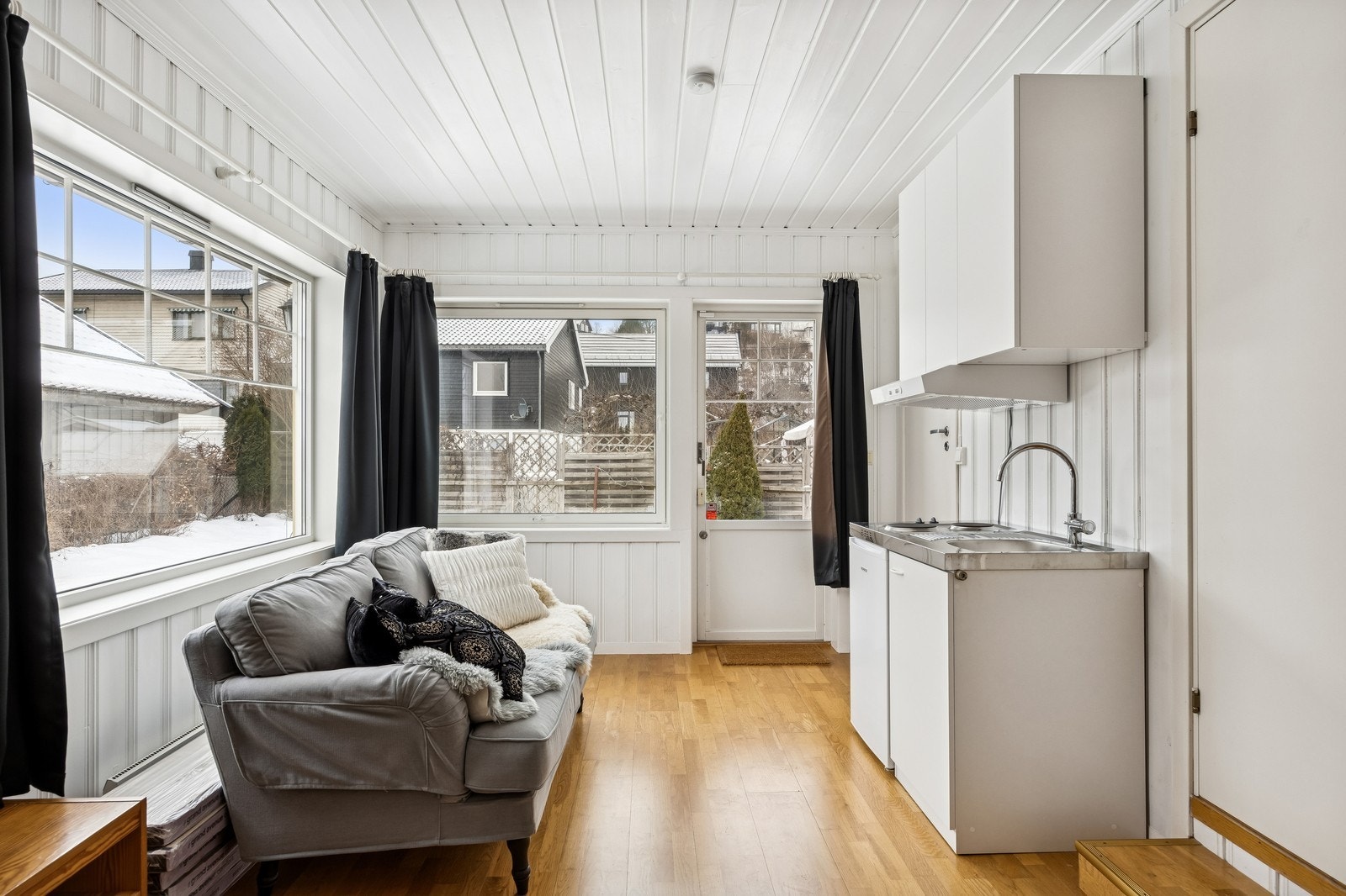 Det er utgang til solrik hage hvor leietaker kan møblere med en koselig sittegruppe. Galleribilde