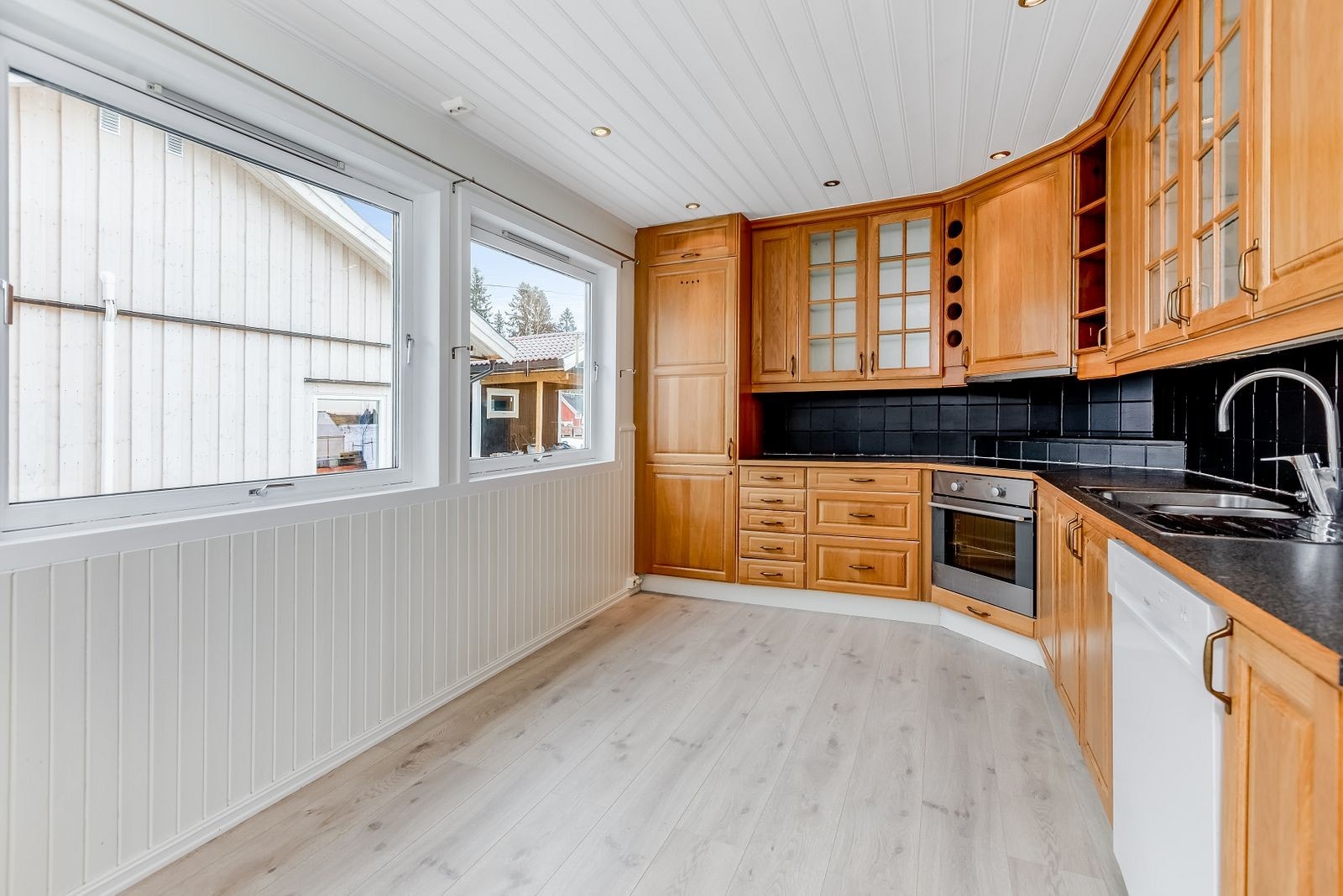 Pent eikekjøkken med hvitevarer. Galleribilde